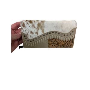 TRINITY RANCH HAIR-ON COWHIDE SADDLE SHAPE WALLET